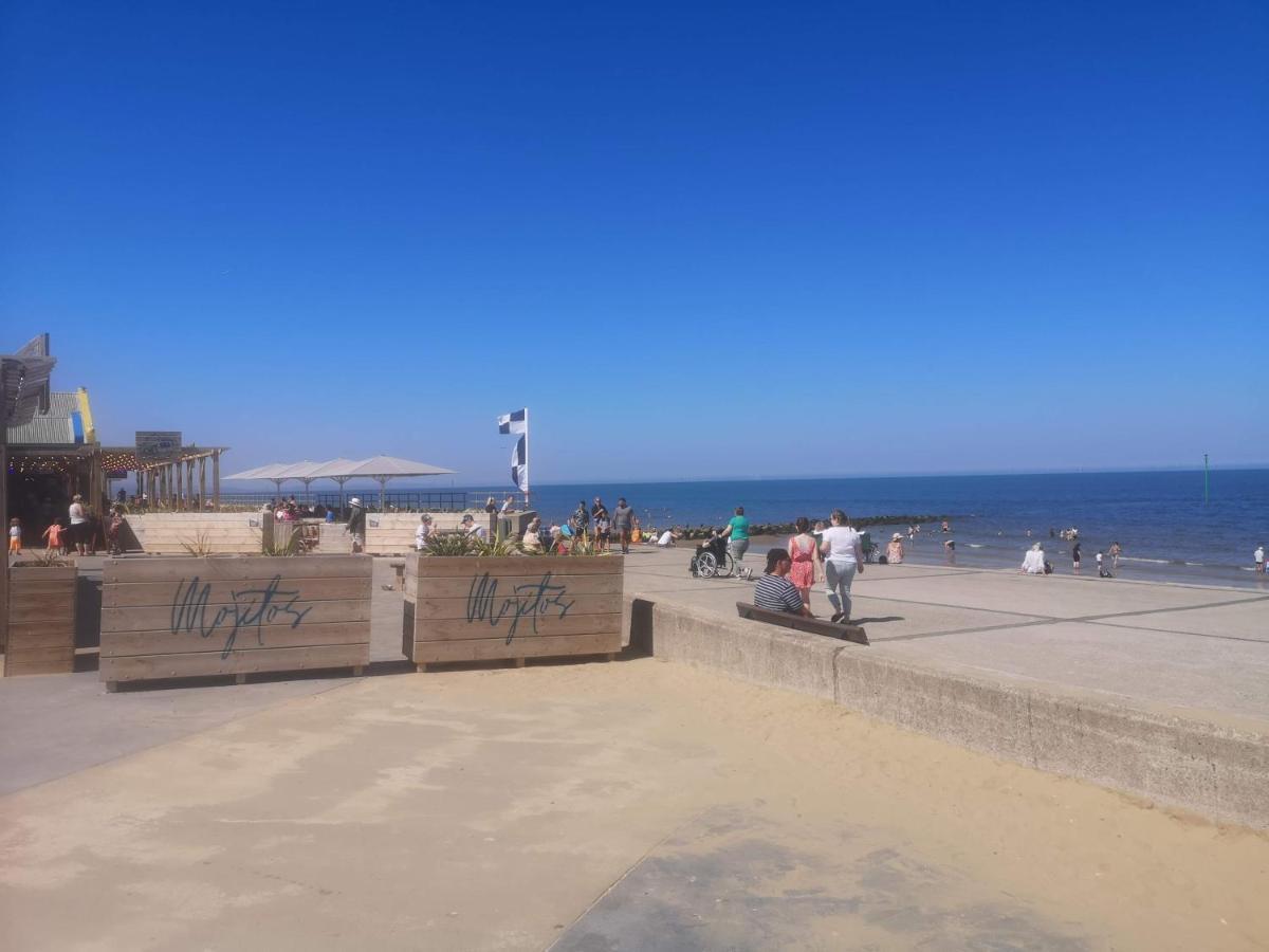 Vale View Apartment, Prestatyn, North Wales - A Stylish, Dog-Friendly Holiday Let Just A 5 Min Walk To Beach & Town! Dış mekan fotoğraf